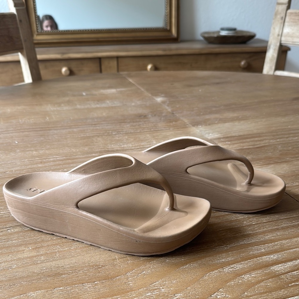 SKIMS Tan Sandals Sleek Design Ergonomic Comfort